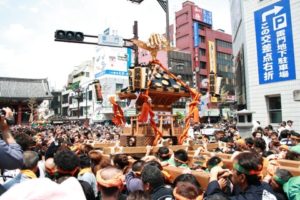 浅草 三社祭でたくさんの人に担がれる立派なお神輿